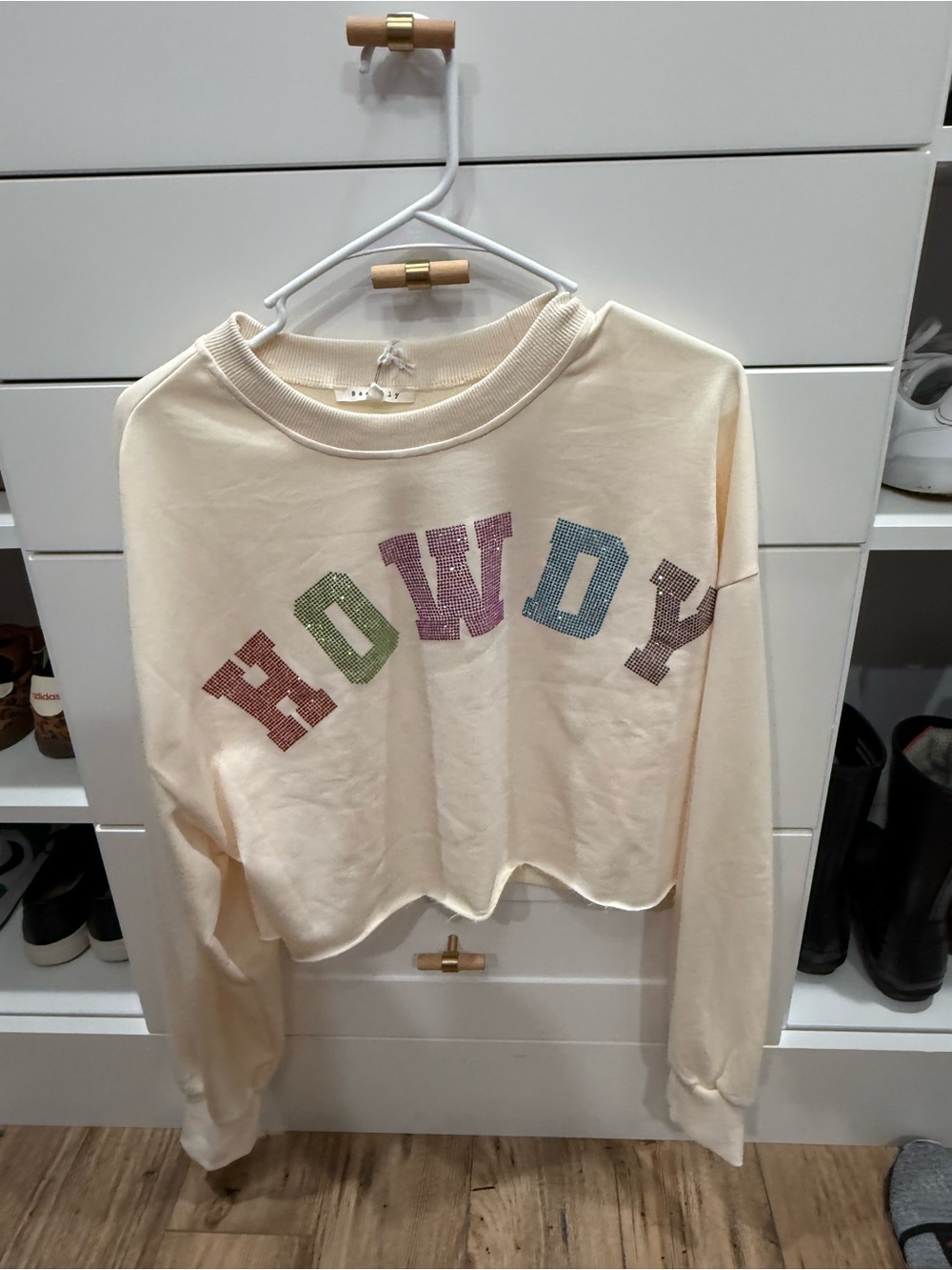 Cropped 'Howdy' Crewneck Sweatshirt in Cream